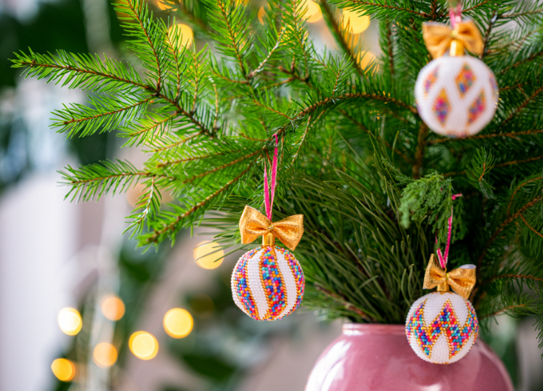 DIY hæklede julekugler med glasperler