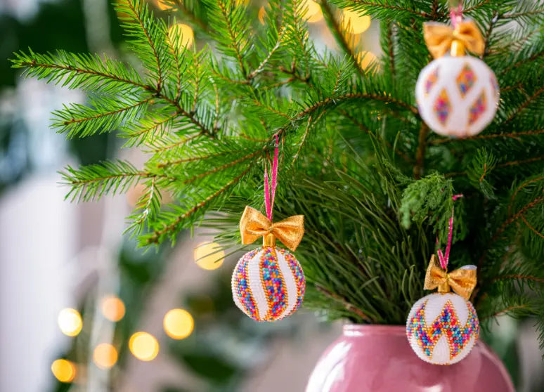 DIY hæklede julekugler med glasperler - Beadhouse of Copenhagen