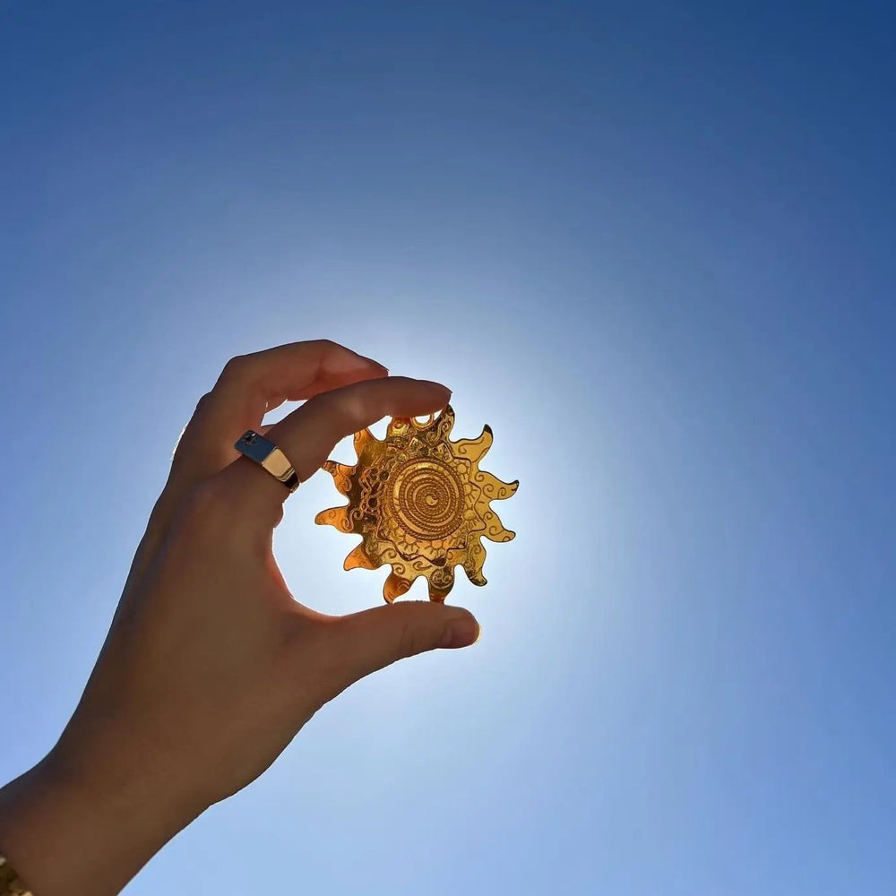 Vedhæng, stor sol, forgyldt og forsølvet messing uden snor Tax