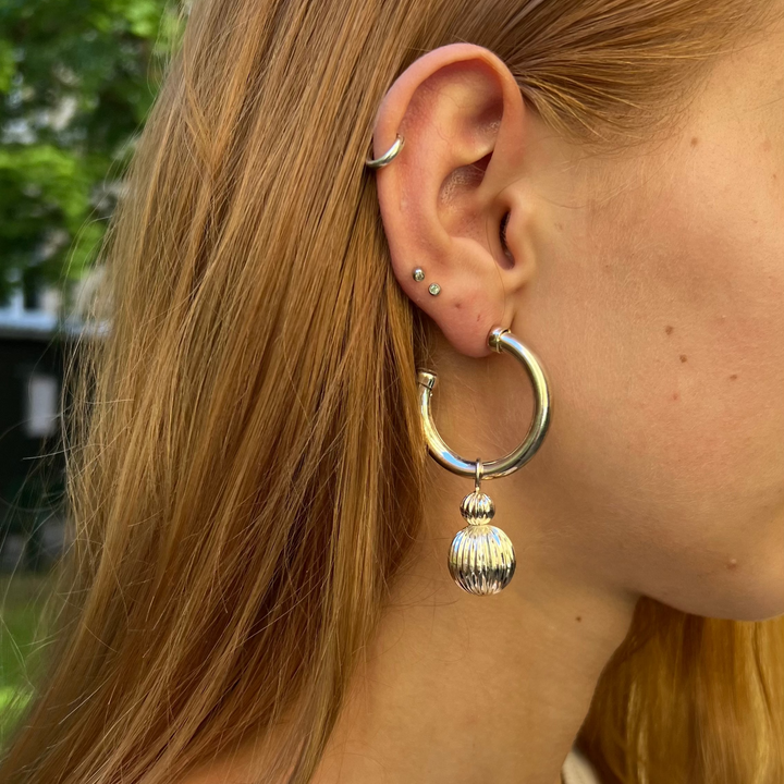 Find Øreringe hoops med filigran dråbe, forgyldt og forsølvet messing blandt vores store udvalg af  Øreringe hos  Beadhouse of Copenhagen i dag. Husk gratis fragt over 400kr
