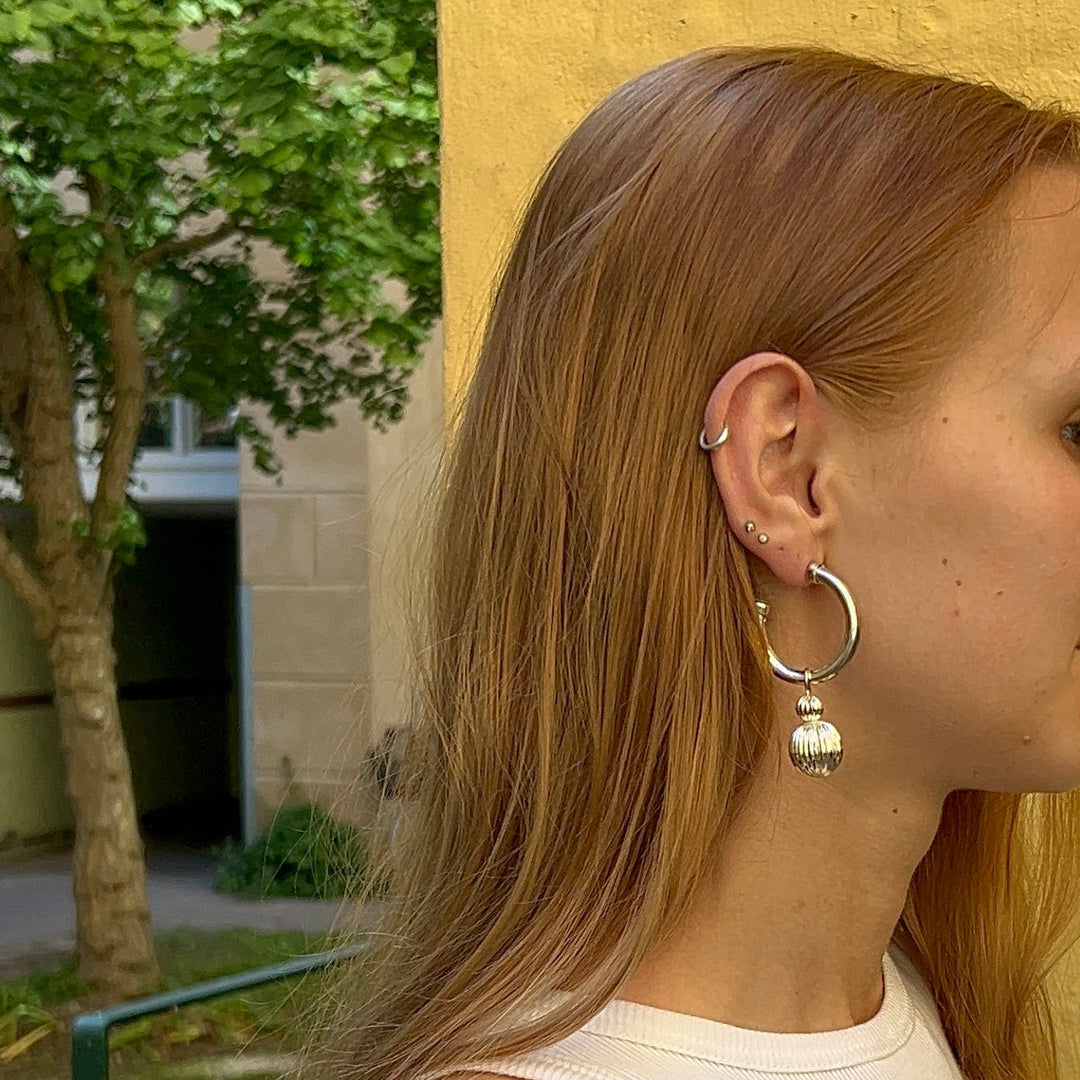 Find Øreringe hoops med filigran dråbe, forgyldt og forsølvet messing blandt vores store udvalg af  Øreringe hos  Beadhouse of Copenhagen i dag. Husk gratis fragt over 400kr