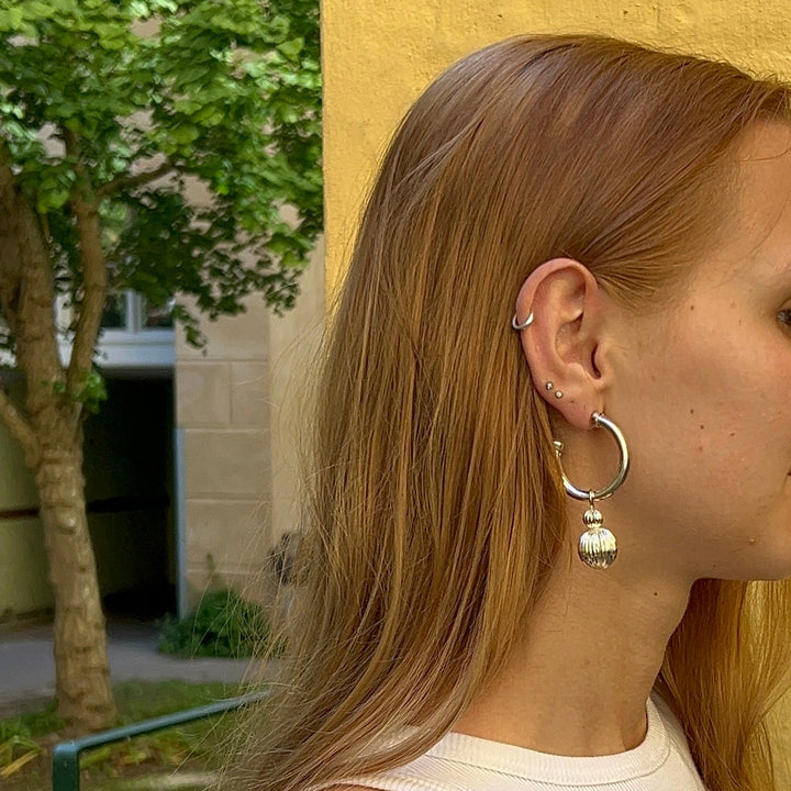 Find Øreringe hoops med filigran dråbe, forgyldt og forsølvet messing blandt vores store udvalg af  Øreringe hos  Beadhouse of Copenhagen i dag. Husk gratis fragt over 400kr