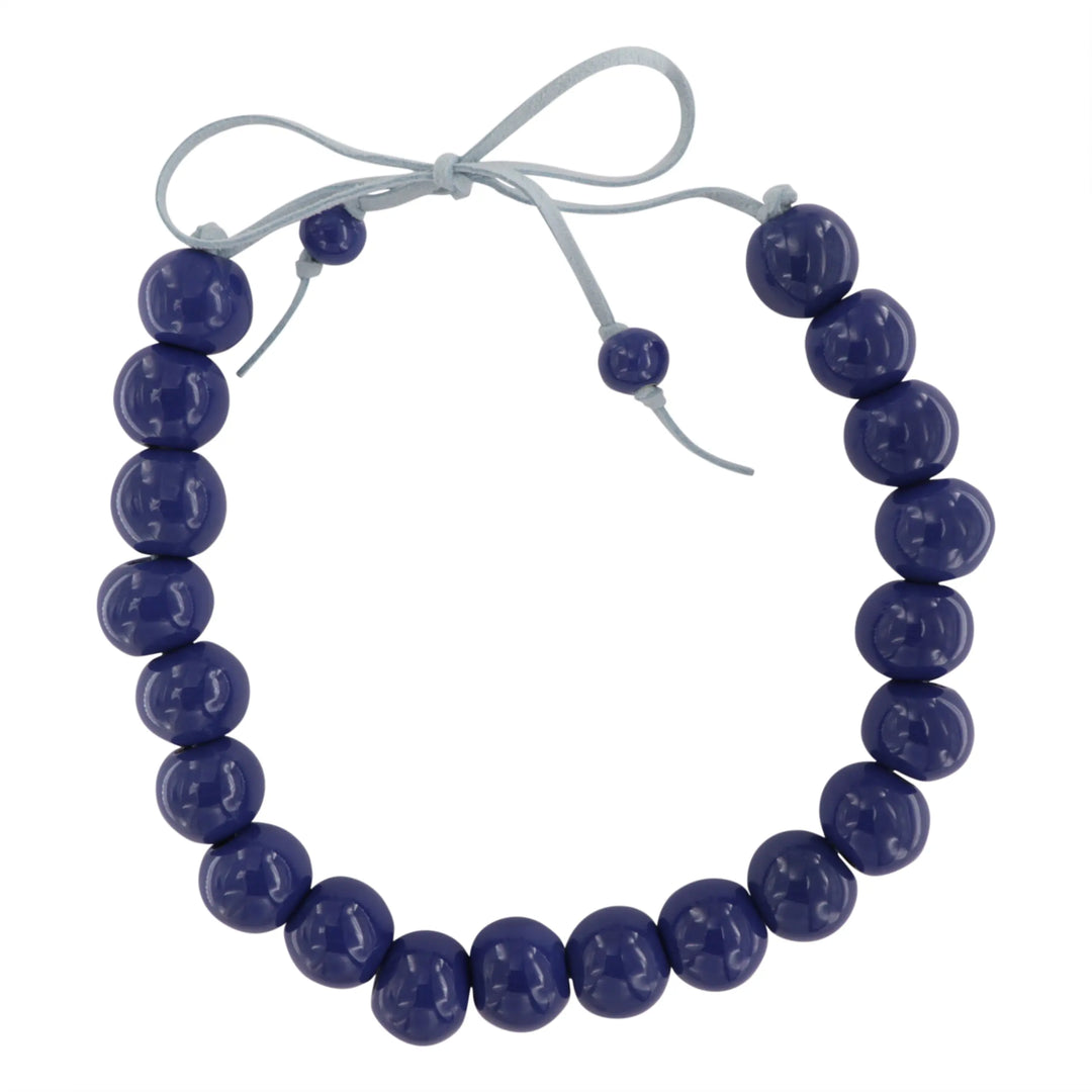 Halskæde, keramik perler på ruskindssnor, justerbar, flere varianter BOC