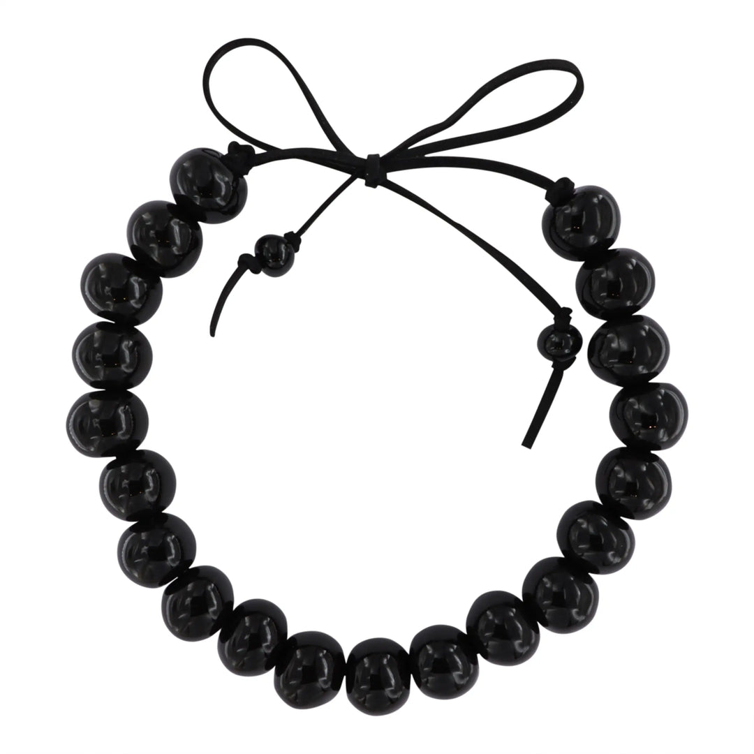 Halskæde, keramik perler på ruskindssnor, justerbar, flere varianter BOC