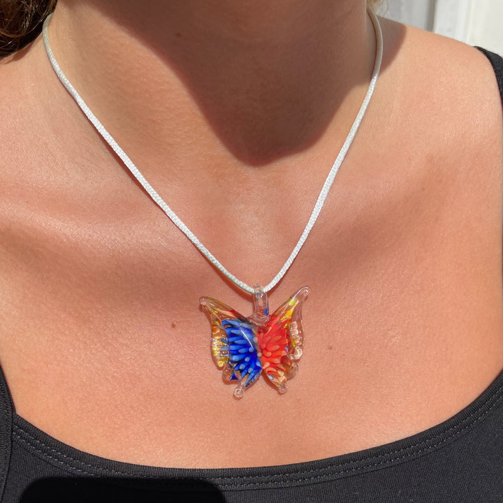 Halskæde med sommerfugle vedhæng, blå/koral med hvid satinsnor