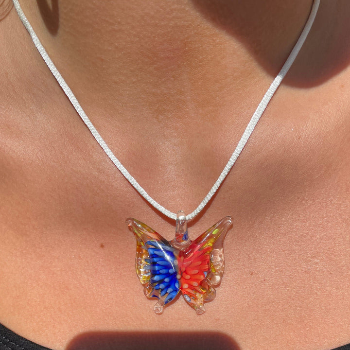 Halskæde med sommerfugle vedhæng, blå/koral med hvid satinsnor
