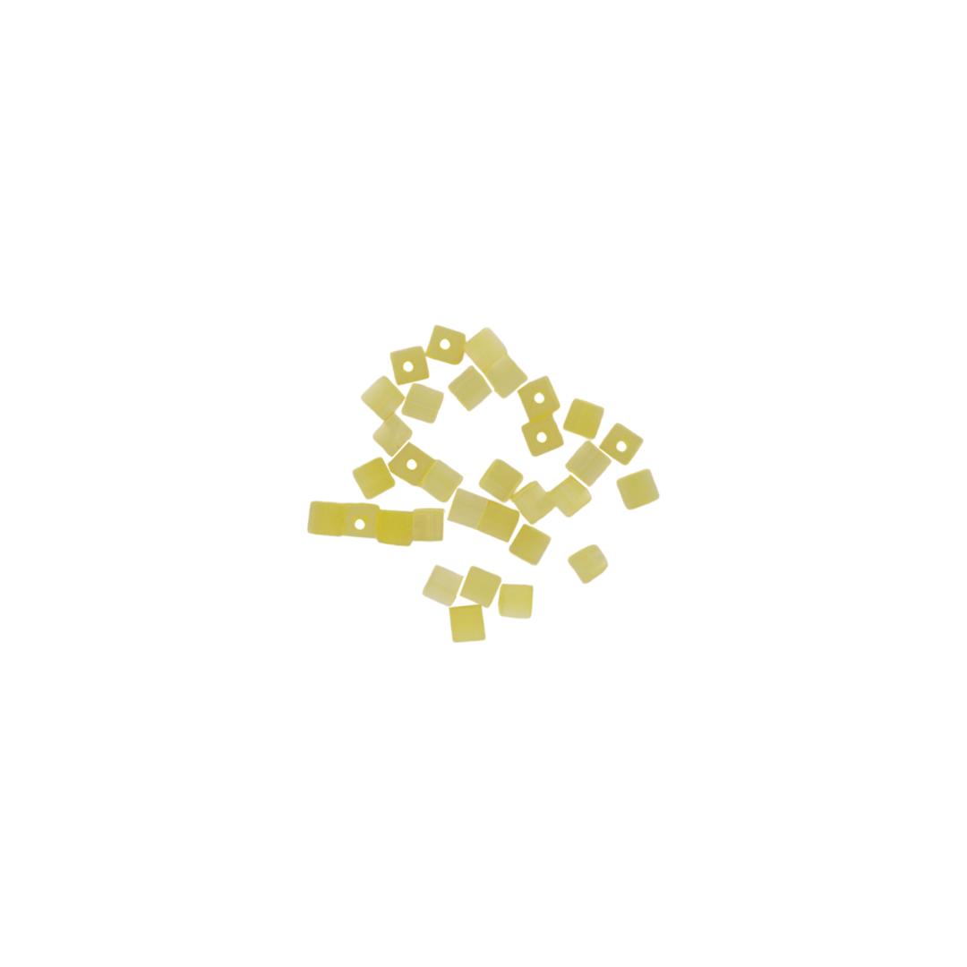 Find Glasfiberperler, firkantet, gule, 4x4 mm, 10 stk hos  Beadhouse of Copenhagen i dag. Husk gratis fragt over 400kr.
