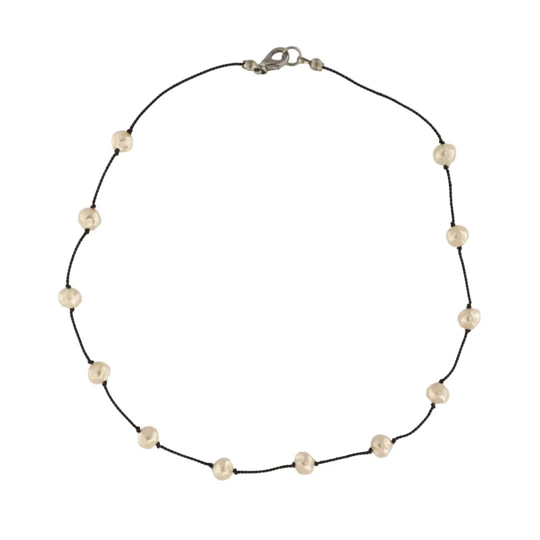 Halskæde, voksperler på nylonsnor, forsølvet messing, 40cm 