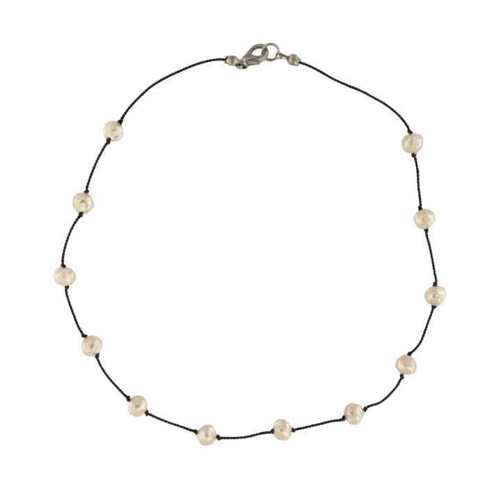 Halskæde, voksperler på nylonsnor, forsølvet messing, 40cm 