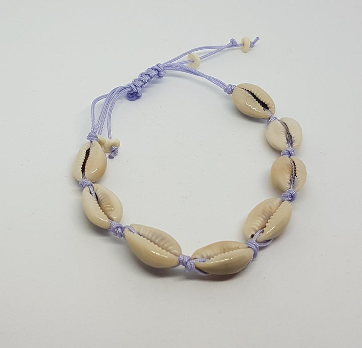 Musling armbånd, med knytte lukning. Seashell bracelet, with string.