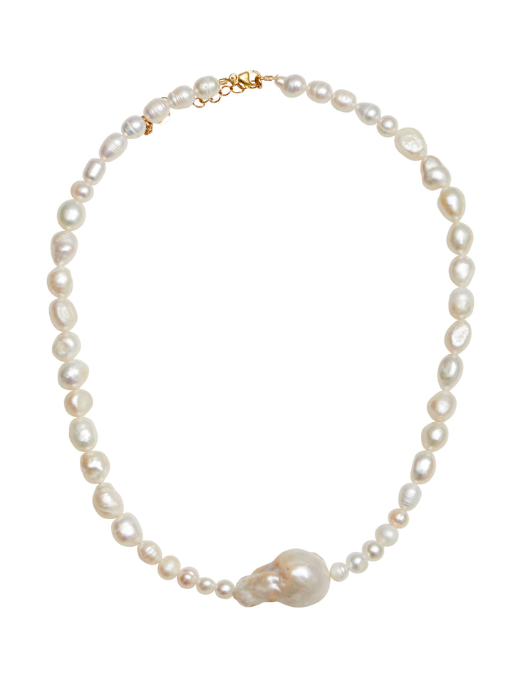 Halskæde med ferskvandsperler og barok perle