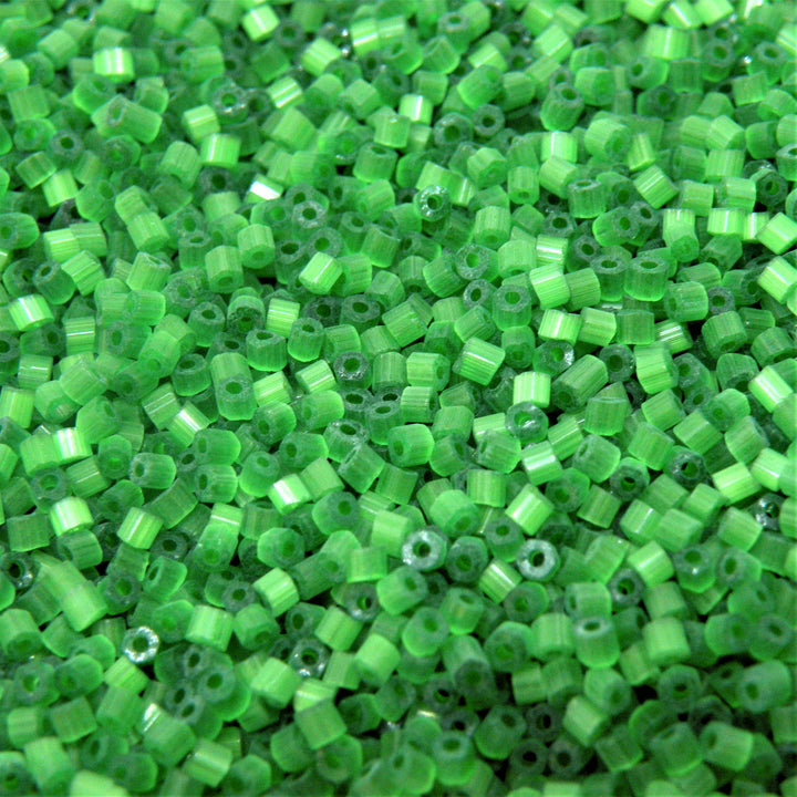 Grønne perler, tube beads, forest green transparent, frosted 1,5mm