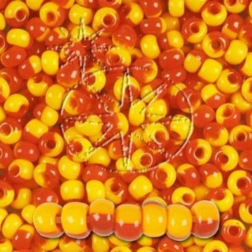 Multifarvet, gul og orange-rød Glasperle. Preciosa Seed Beads. Harlequin orange-red