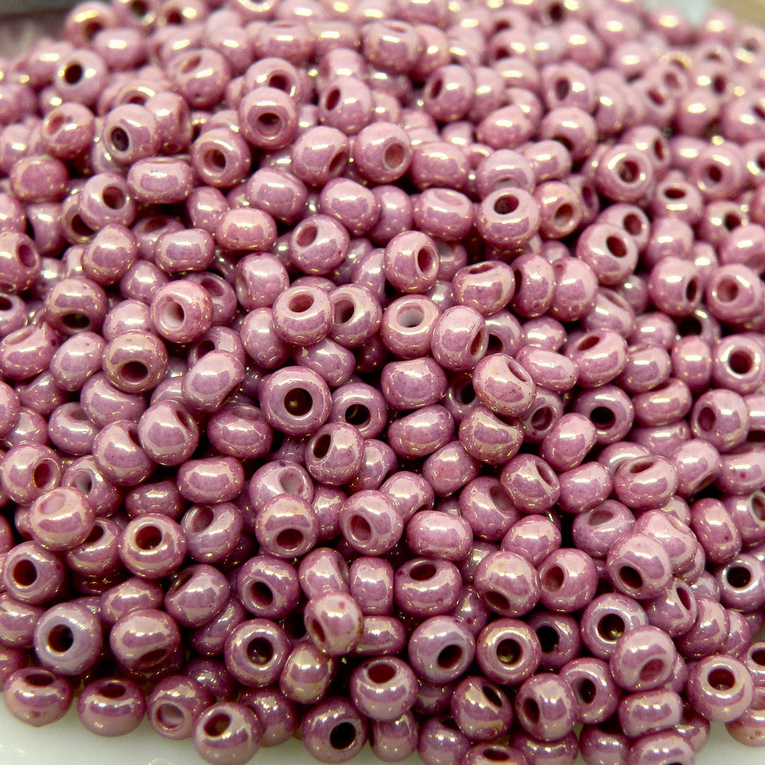 Røde glasperler, seed beads, mørk rosa