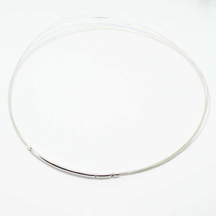 Halskæde i wire med elegant lås, forsølvet messing, 43 cm