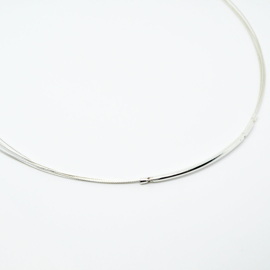 Halskæde i wire med elegant lås, forsølvet messing, 43 cm