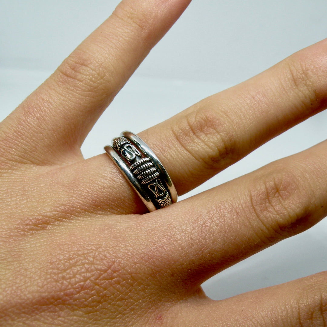 Fingerring i ornamenteret sterlingsølv mellem 2 glatte ringe