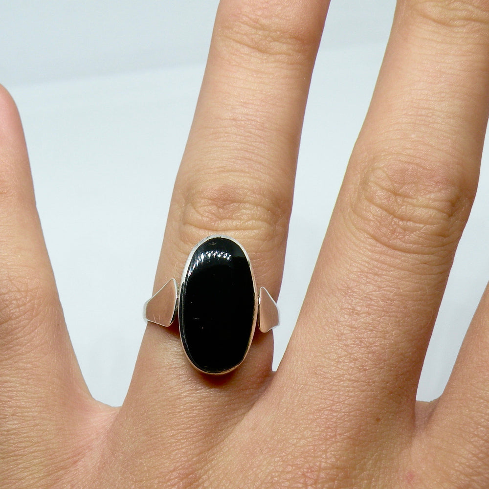 Fingerring i sterlingsølv med stor aflang oval onyx