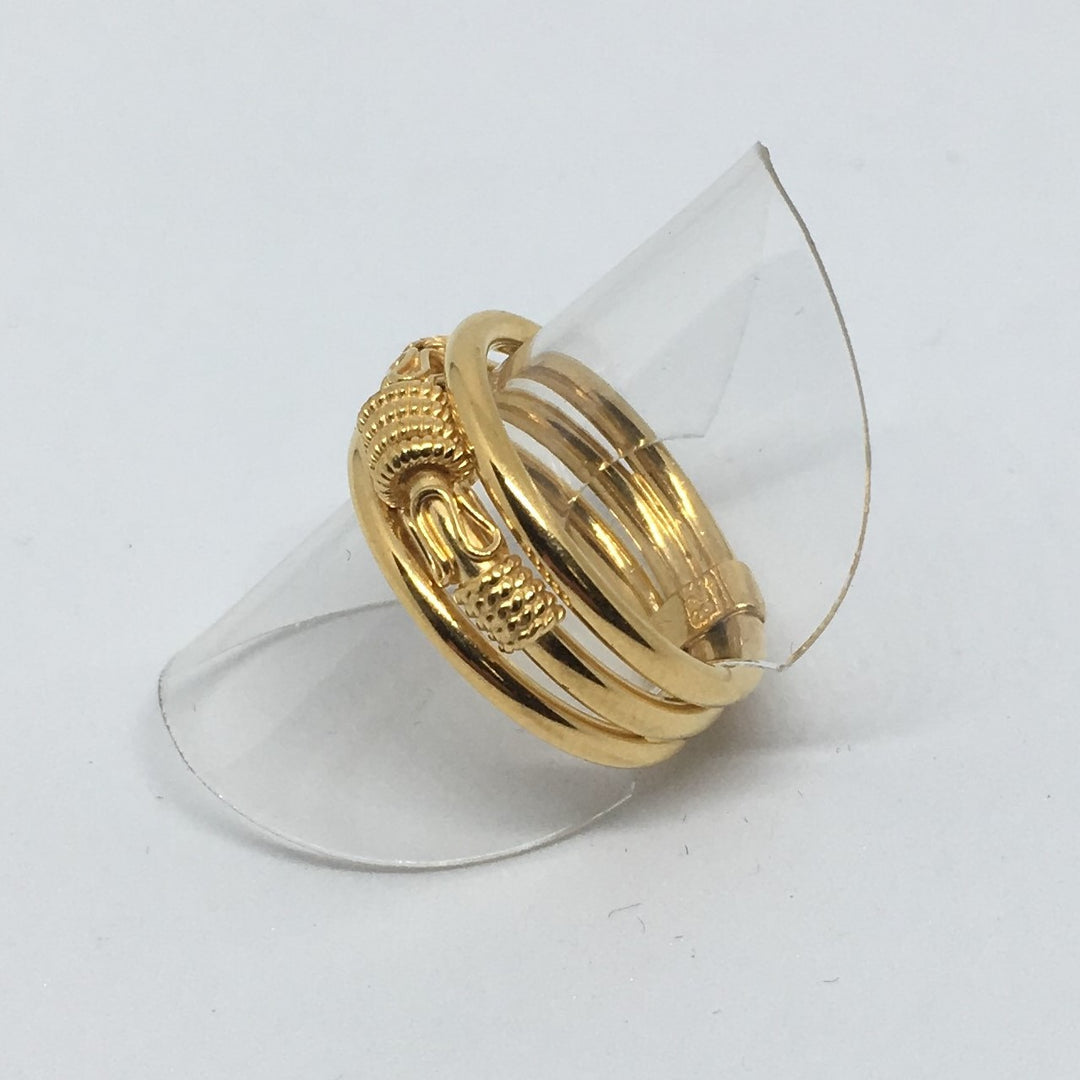 Fingerring i ornamenteret forgyldt sterlingsølv mellem 2 glatte ringe