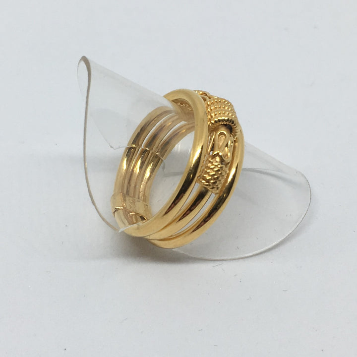 Fingerring i ornamenteret forgyldt sterlingsølv mellem 2 glatte ringe