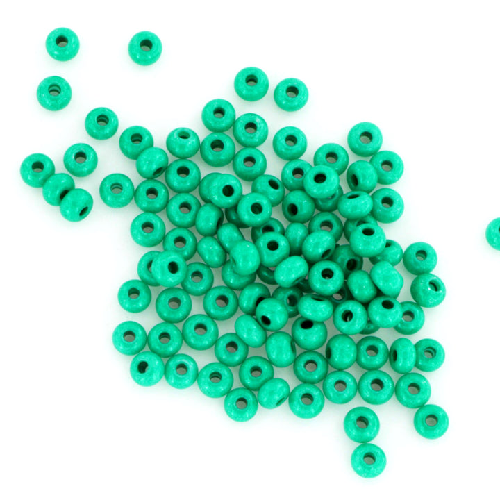 Grøn Glasperle, Preciosa seed beads. Dark green intensive dyed chalkwhite