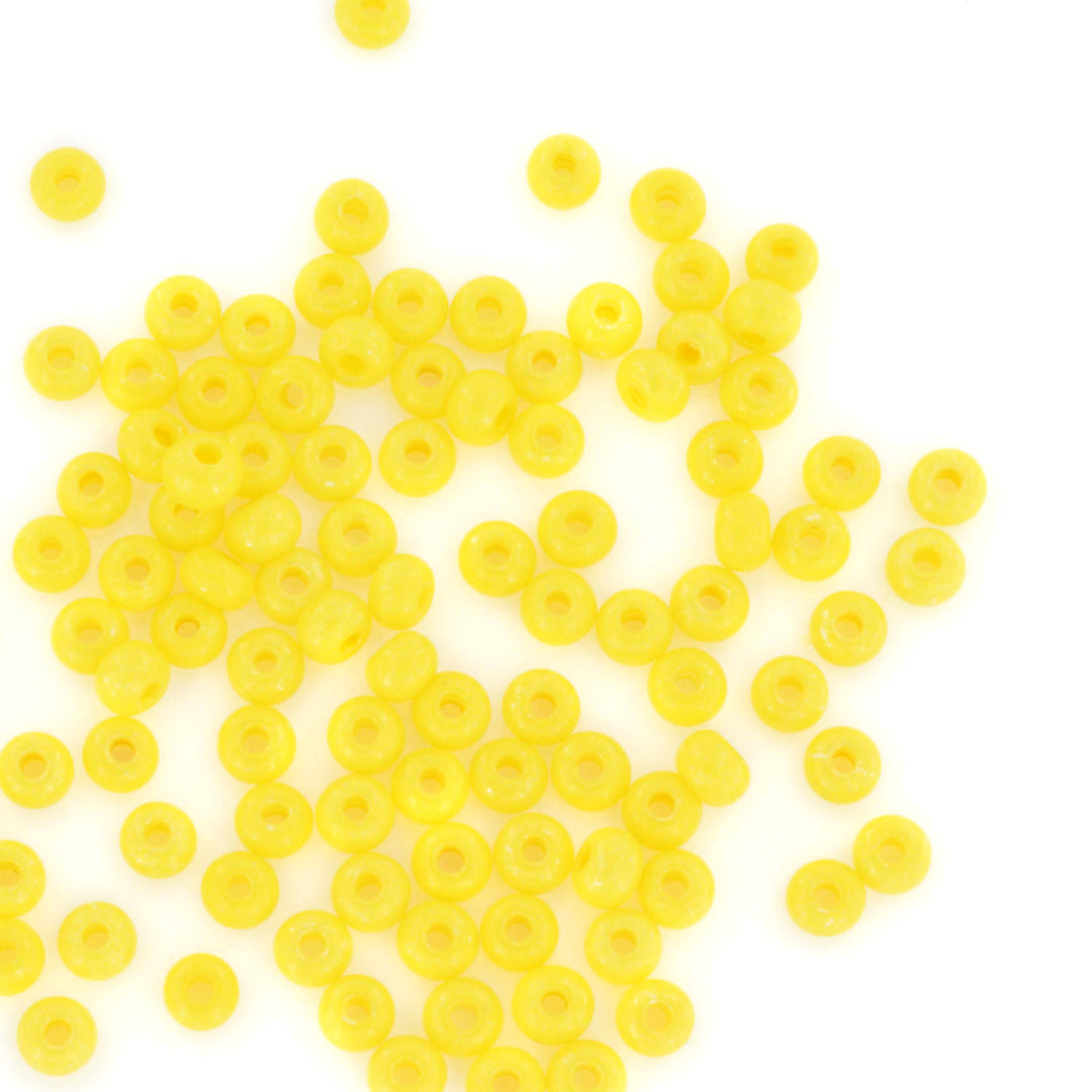 Gul Glasperle, Preciosa seed beads. Yellow intensive dyed chalkwhite