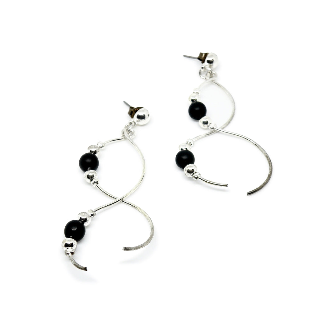 Øreringe i forsølvet messing, abstrakte med 2 sorte perler på buer