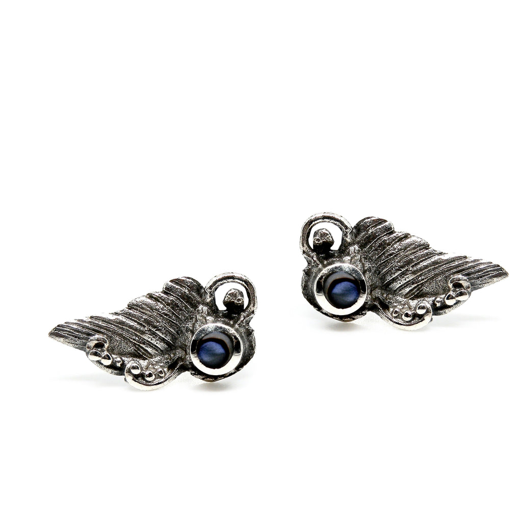 Ørestikkere i sterlingsølv med smykkesten, ornament m vinge