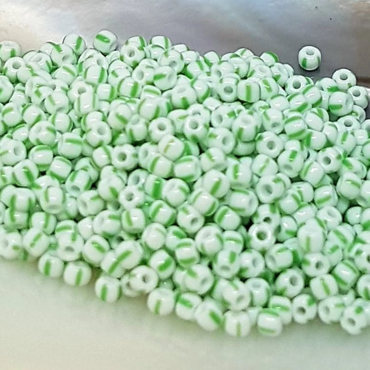 Stribede glasperler, seed beads, hvide med 4 grønne striber